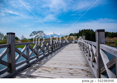 青森県　津軽　鶴の舞橋　日本一の木造三連太鼓橋 50296946