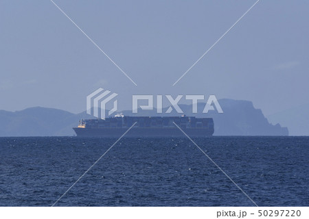 春の北海道松前町白神岬から津軽海峡を行きかう貨物船と津軽半島そして残雪の岩木山の風景を撮影 春の北海道松前町白神岬から津軽海峡を行きかう貨物船と津軽半島そして残雪の岩木山の風景を撮影 50297220