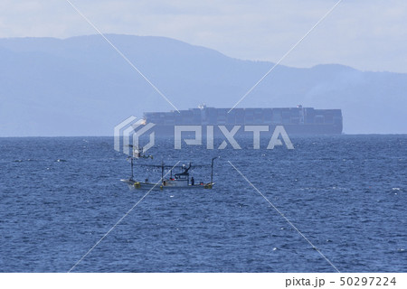 春の北海道松前町白神岬から津軽海峡を行きかう貨物船と津軽半島そして残雪の岩木山の風景を撮影 春の北海道松前町白神岬から津軽海峡を行きかう貨物船と津軽半島そして残雪の岩木山の風景を撮影 50297224