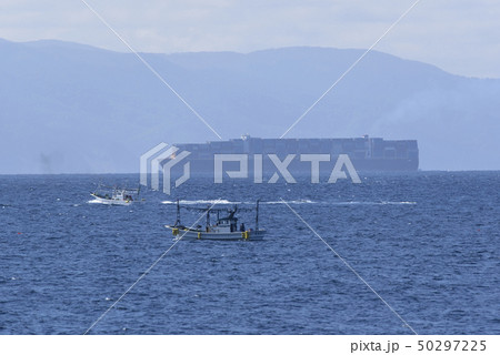 春の北海道松前町白神岬から津軽海峡を行きかう貨物船と津軽半島そして残雪の岩木山の風景を撮影 春の北海道松前町白神岬から津軽海峡を行きかう貨物船と津軽半島そして残雪の岩木山の風景を撮影 50297225