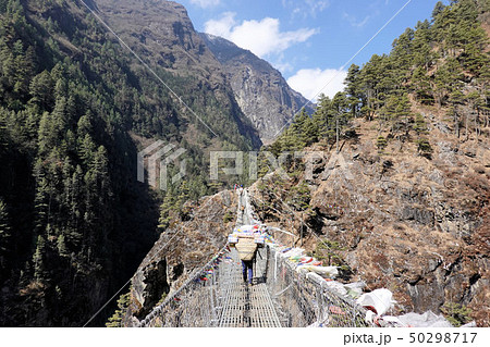 エベレスト街道ドゥドゥコシ 渓谷（ルクラからナムチェバザールに向かうポータ） 50298717