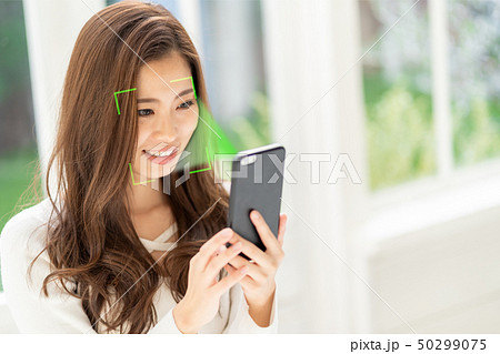 スマートフォン　顔認証 50299075