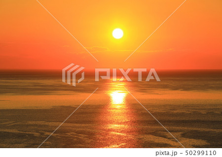 知床　ウトロの夕陽 50299110