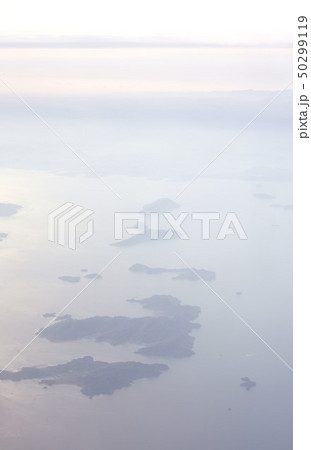 福山市上空から朝もやに浮かぶ瀬戸内海の白石島、北木島、真鍋島、佐柳島、高見島を見る 50299119