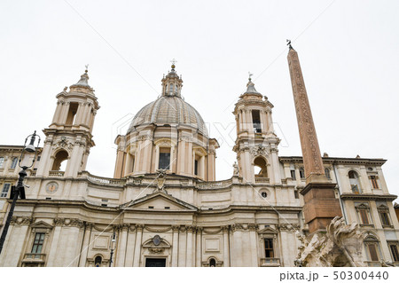 ナボーナ広場　四大河の噴水（アゴナリス・オベリスク）と教会（ローマ、イタリア） 50300440