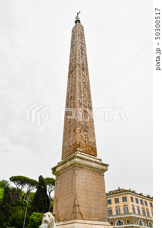 ローマ市内の古代遺跡 イタリア ポポロ広場のフラミニオ オベリスクの写真素材