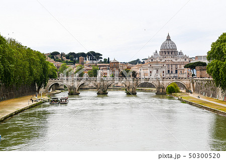 テヴェレ川　カヴール橋とサン・カルロ・アル・コルソ聖堂（ローマ、イタリア） 50300520