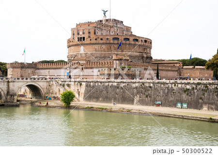 ローマ市内の古代遺跡(イタリア) テヴェレ川沿いのサンタンジェロ城 ローマ市内の古代遺跡(イタリア) テヴェレ川沿いのサンタンジェロ城 50300522