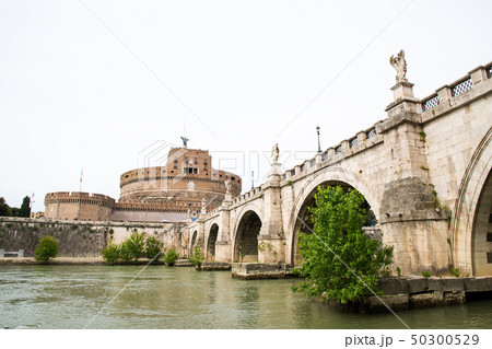ローマ市内の古代遺跡(イタリア) テヴェレ川に架かるサンタンジェロ橋とサンタンジェロ城 ローマ市内の古代遺跡(イタリア) テヴェレ川に架かるサンタンジェロ橋とサンタンジェロ城 50300529