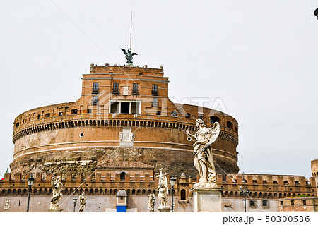 ローマ市内の古代遺跡（イタリア）　サンタンジェロ橋の天使像とサンタンジェロ城 50300536