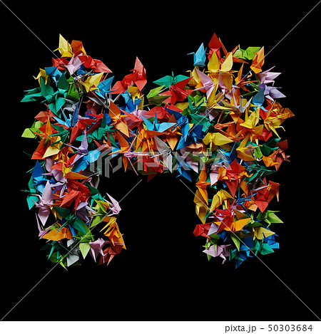 折り紙の鶴を集めて形作ったアルファベットのmの写真素材