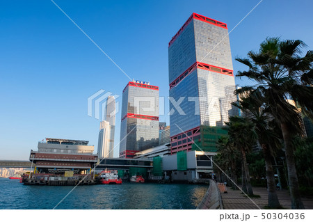 香港 上環 高層ビル群とフェリー乗り場 香港 上環 高層ビル群とフェリー乗り場 50304036