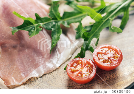 Parma ham, cherry tomatoes and arugula Parma ham, cherry tomatoes and arugula 50309436