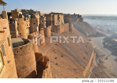 インドのラジャスタン州のジャイサルメール 世界遺産のジャイサルメール城 砦内の住居と砦から見た城下町 インドのラジャスタン州のジャイサルメール 世界遺産のジャイサルメール城 砦内の住居と砦から見た城下町 50313188