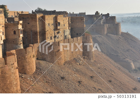 インドのラジャスタン州のジャイサルメール 世界遺産のジャイサルメール城 砦内の住居と砦から見た城下町 インドのラジャスタン州のジャイサルメール 世界遺産のジャイサルメール城 砦内の住居と砦から見た城下町 50313191