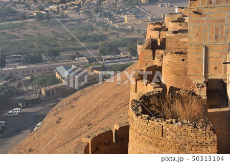 インドのラジャスタン州のジャイサルメール　世界遺産のジャイサルメール城　砦内の住居と砦から見た城下町 50313194