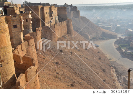 インドのラジャスタン州のジャイサルメール 世界遺産のジャイサルメール城 砦内の住居と砦から見た城下町 インドのラジャスタン州のジャイサルメール 世界遺産のジャイサルメール城 砦内の住居と砦から見た城下町 50313197