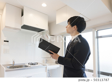 住宅のビジネスマン　リフォーム　現地調査　物件案内　汎用 50313787