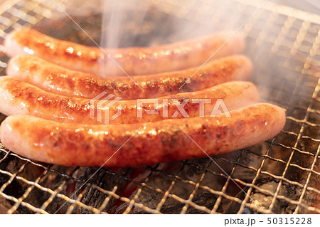 ソーセージの網焼き（炭焼き・網焼き・七輪・一人・宅飲み・バーベキュー・BBQ・焼肉・牛肉 50315228