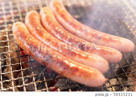 ソーセージの網焼き（炭焼き・網焼き・七輪・一人・宅飲み・バーベキュー・BBQ・焼肉・牛肉 50315231