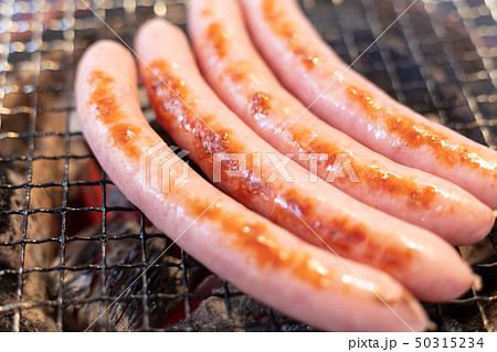 ソーセージの網焼き（炭焼き・網焼き・七輪・一人・宅飲み・バーベキュー・BBQ・焼肉・牛肉 50315234
