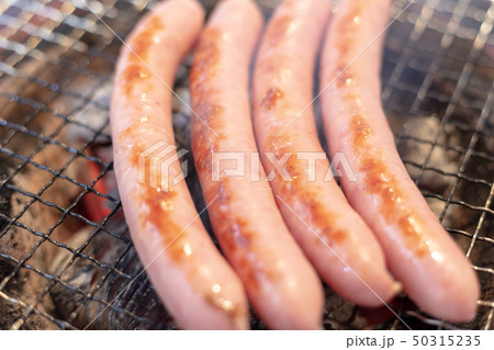 ソーセージの網焼き（炭焼き・網焼き・七輪・一人・宅飲み・バーベキュー・BBQ・焼肉・牛肉 50315235