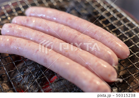 ソーセージの網焼き(炭焼き・網焼き・七輪・一人・宅飲み・バーベキュー・BBQ・焼肉・牛肉 ソーセージの網焼き(炭焼き・網焼き・七輪・一人・宅飲み・バーベキュー・BBQ・焼肉・牛肉 50315238
