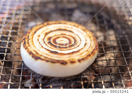 玉ねぎの網焼き(炭焼き・網焼き・七輪・一人・宅飲み・バーベキュー・BBQ・焼肉・牛肉 玉ねぎの網焼き(炭焼き・網焼き・七輪・一人・宅飲み・バーベキュー・BBQ・焼肉・牛肉 50315241