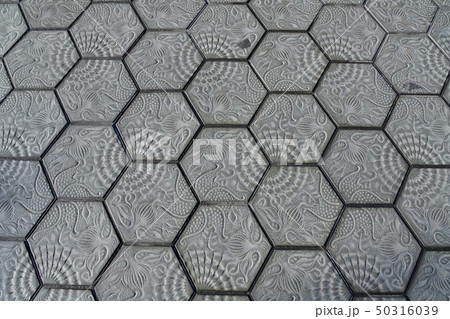 バルセロナ、ガウディがデザインした歩道のタイルの写真素材 [50316039