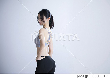 若い女性・エクササイズ 50316615