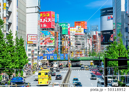 東京　新宿大ガードと歌舞伎町の風景 50318952