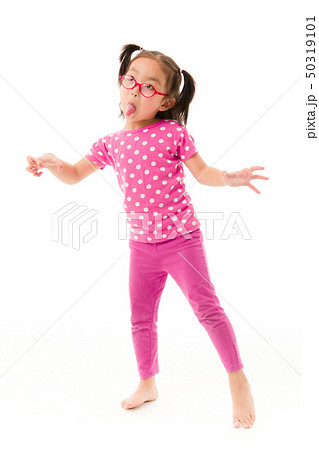Little girl playing 50319101