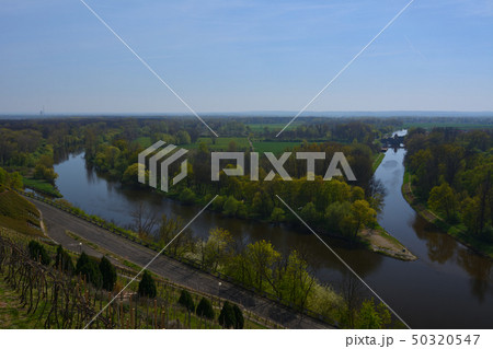 ラベ川とヴルタヴァ川の合流 - ムニェルニーク、チェコ 50320547