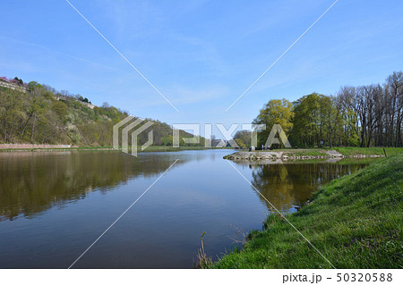 ラベ川とヴルタヴァ川の合流 - ムニェルニーク、チェコ 50320588