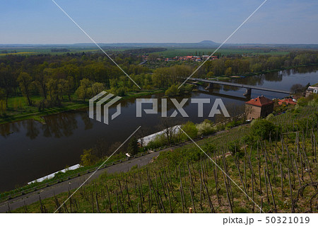 チェコの風景 - ジープ山、レべ川、ムニェルニーク、チェコ 50321019