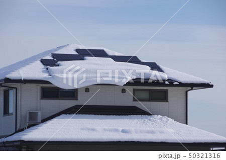 雪とソーラーパネル　冬の太陽光発電 50321316