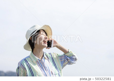 女性　ポートレート　横顔　スマホ 50322581