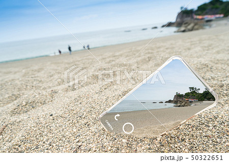 スマートフォンで浜辺の写真を撮るイメージ (画面表示有り) スマートフォンで浜辺の写真を撮るイメージ (画面表示有り) 50322651