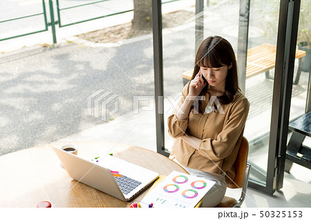 若い女性、オープンカフェ、スマホ、ビジネスウーマン、オフィスカジュアル 若い女性、オープンカフェ、スマホ、ビジネスウーマン、オフィスカジュアル 50325153