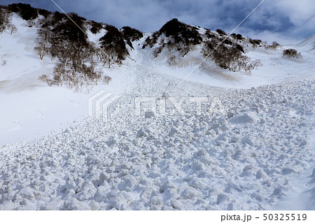 雪崩 雪山 雪崩 雪山 50325519