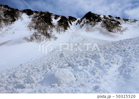雪崩 雪山 雪崩 雪山 50325520