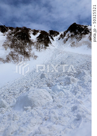 雪崩 雪山 雪崩 雪山 50325521