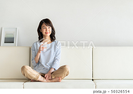 若い女性（ミネラルウォーター） 50326554
