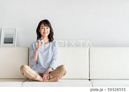 若い女性(ミネラルウォーター) 若い女性(ミネラルウォーター) 50326555