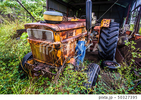 朽ちた農機具の写真素材 [50327395] - PIXTA