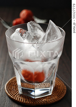 焼酎のオンザロックと梅干し(南高梅) 50327779