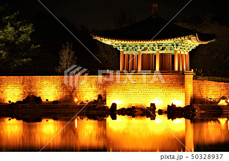 ライトアップされた世界遺産・雁鴨池 【韓国・慶州】 50328937