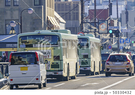 京都　路線バス　朝の四条通　 50330432