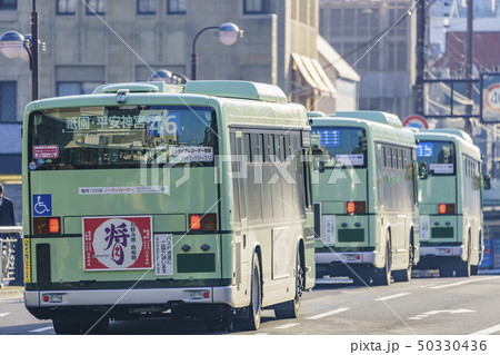 京都　路線バス　朝の四条通　 50330436