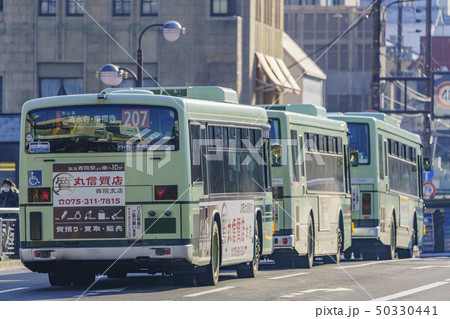 京都　路線バス　朝の四条通　 50330441